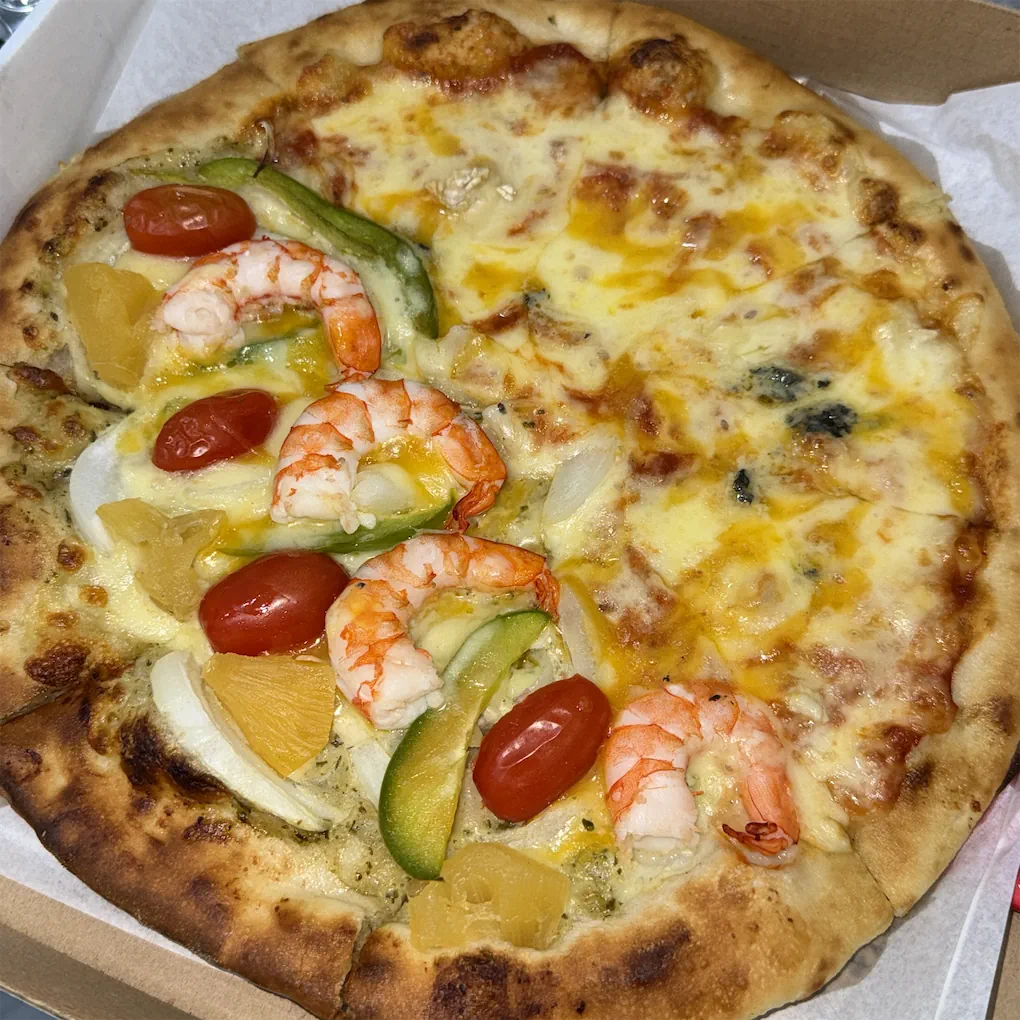 Half and half pizza at LeoLen Pizza